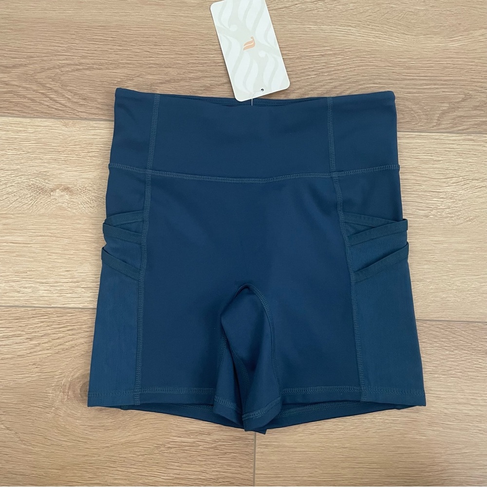 NEW Fabletics Trinity Shorts - Picture 5 of 8